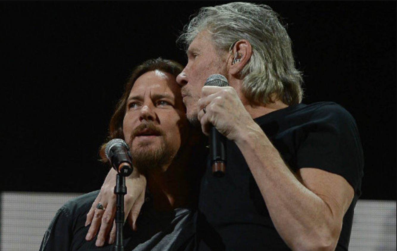 Eddie Vedder Roger Waters cantano insieme
