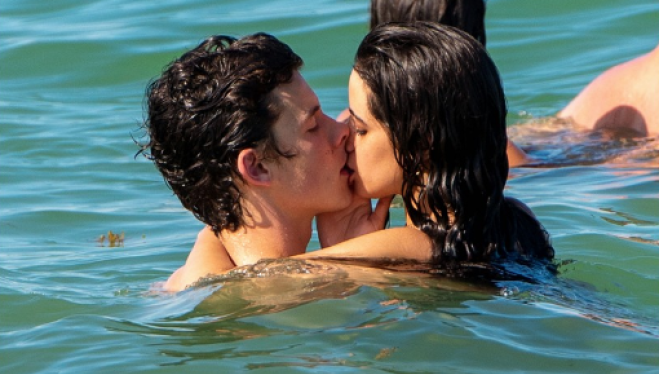 Camila Cabello bacio hot